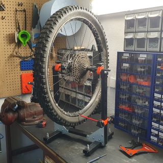 Seřízení výpletu u elektrokola po roce provozu. Sice to není motorka, ale princip centrování je stejný. Všechny dráty byly...