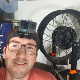 Natáčení video návodu v dílně. Záběry z první osoby jsou z GoPro, statické záběry zajišťuje mobil na improvizovaném...