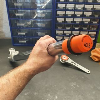 Nový přípravek, který usnadní navlékání gufer. 😊 #motopripravky #motorky #motorkari