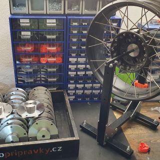 Adaptéry pro zadní letmá kola BMW. Celkem 56 kg oceli 😊. Použít se dají na libovolné statické vyvažovačce k ručnímu...